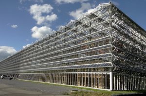 pohľaduFotovoltické panely integrované v strešnej rovine, Euro Space Center, Libin, Belgicko – menej obvyklý príklad integrácie fotovoltiky do architektúry.