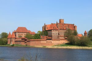Nemeckí rytieri postavili jedno zo svojich sídel na severe Poľska na konci 13. storočia a použili naň v tom čase celkom nezvyčajný materiál – tehly. Hrad Malbork sa hrdí titulom najväčší stredoveký hrad postavený z tehál, foto Pixabay.