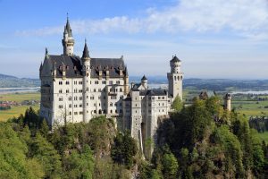V Nemecku je množstvo hradov a zámkov. Zámok Neuschwanstein patrí medzi najkrajšie a najnavštevovanejšie európske zámky. Walt Disney sa doň zamiloval až do takej miery, že sa rozhodol využiť siluetu zámku ako logo pre svoju produkčnú spoločnosť.