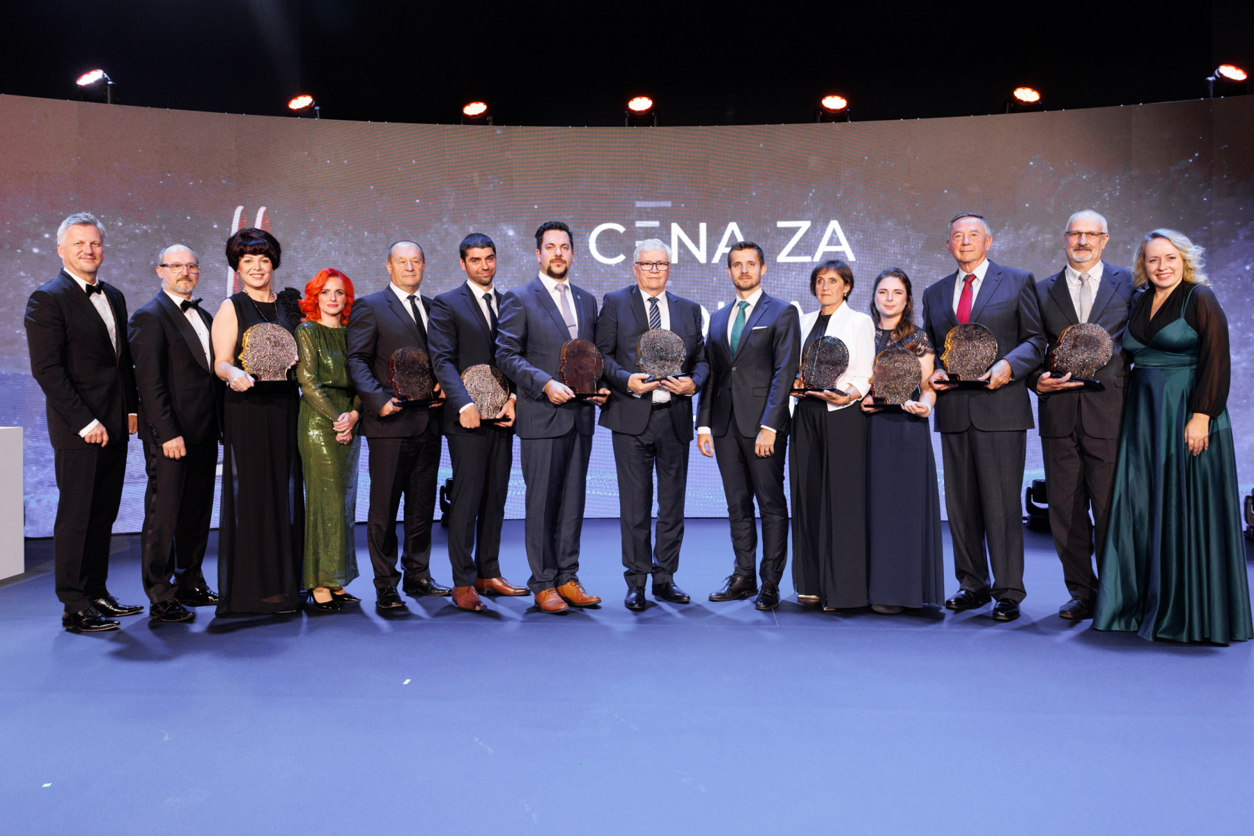 Laureáti a ďalšie osobnosti na spoločnej fotografii
