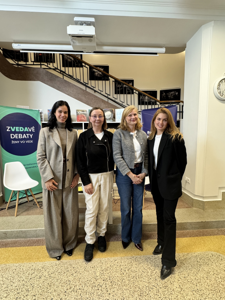 Vedkyne a moderátorka na fotografii po vedeckej diskusii