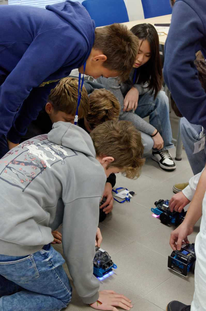 Študenti pri riešení úloh počas workshopu