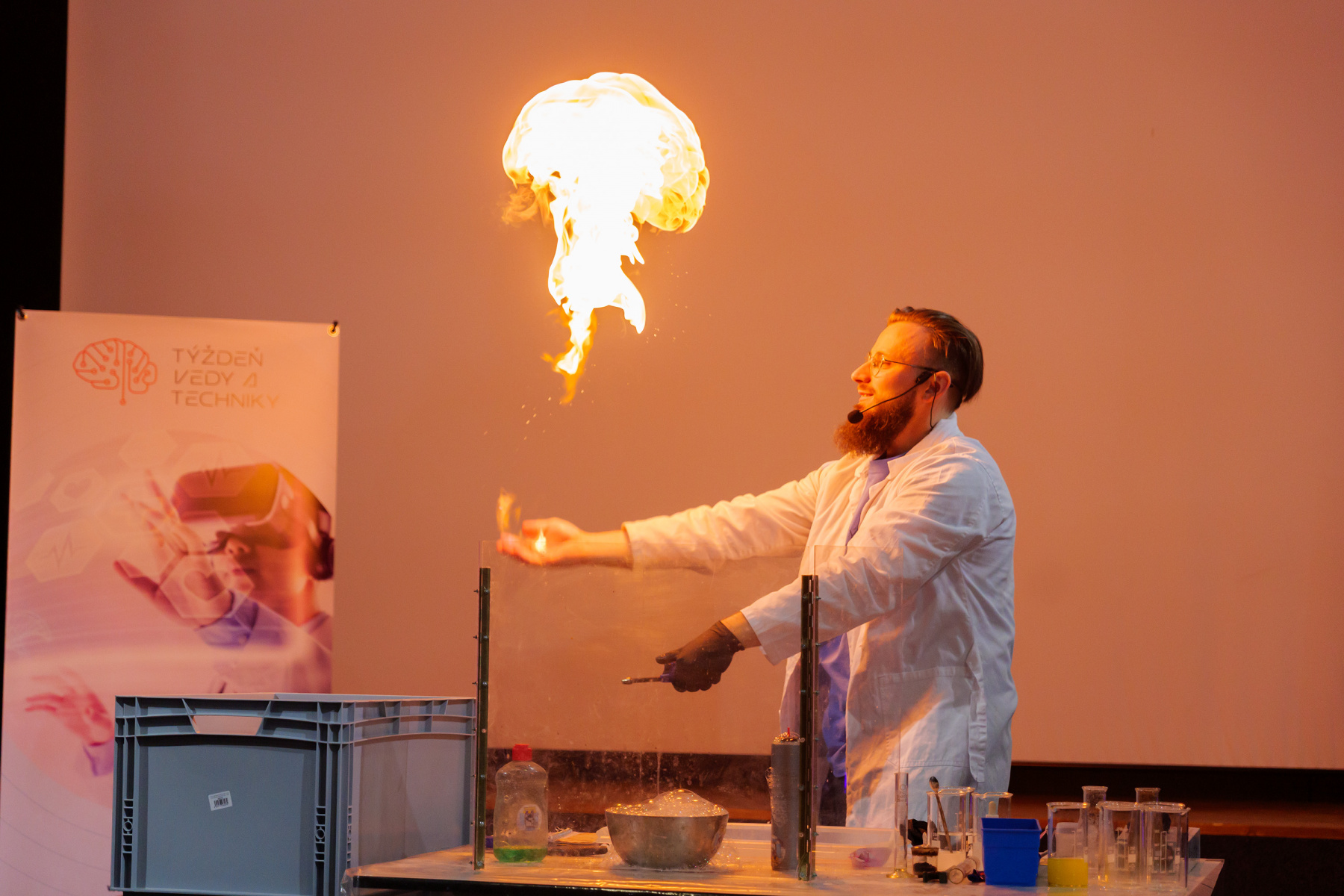 Ivan Gábriš predvádza chemickú šou s ohňom.
