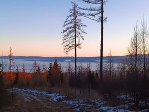 Panoráma horskej krajiny pri západe Slnka