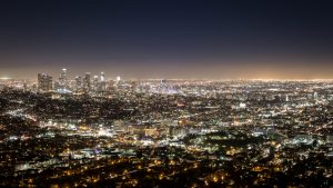 Pohľad z výšky na osvetlené Los Angeles v noci