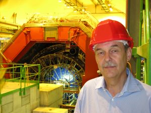 Branislav Sitár s ochrannou prilbou v CERNe počas experimentu ALICE