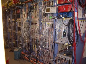 Káble a potrebná elektronika k výskumným zariadeniam