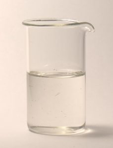 Bezfarebná kvapalina v laboratórnej nádobe