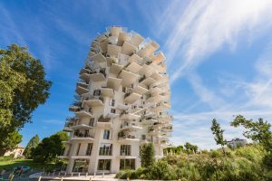 Budova s extravagantnou architektúrou a balkónmi trčiacimi do priestoru