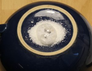 Reakcia kyseliny sírovej a kuchynskej soli v porcelánovej miske vytvára bubliny