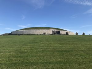 Mohyla Newgrange v Írsku spolu so zeleným trávnikom
