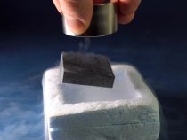 Nečakane supravodivé materiály