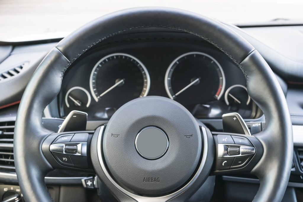 Detailný pohľad na volant automobilu a klaxón