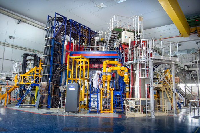 Tokamak - spleť potrubí a čerpadiel