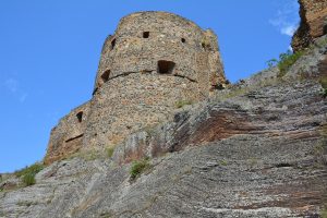 Hradná veža na kamennom brale