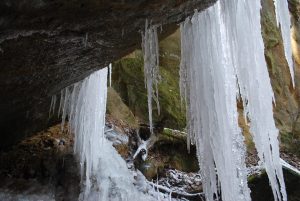 Ľadové vodopády visiace zo skalného previsu