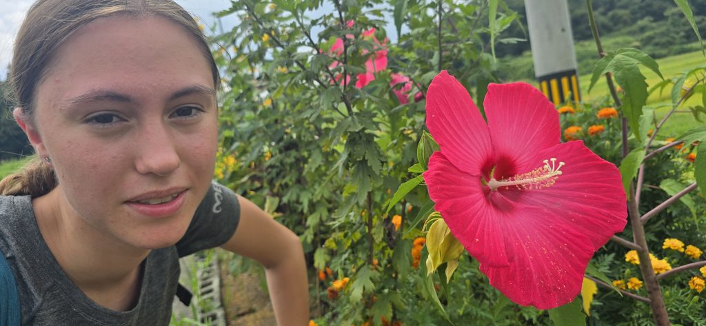 Portrét dievčaťa s veľkým červeným kvetom