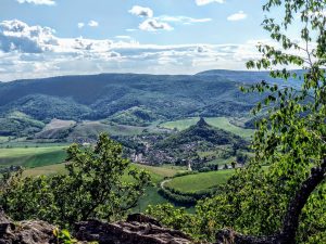 Pohľad na hornatú krajinu v okolí Cerovej vrchoviny