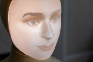 Detail na ľudskú tvár robota