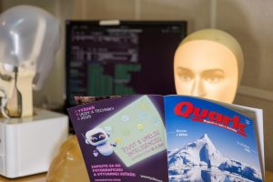 Robot si prezerá magazín Quark