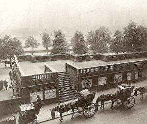 Vozy stojace pred stanicou metra