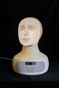 Robot s vystrašeným výrazom