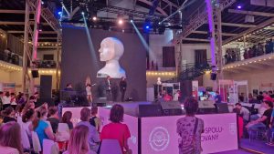 Prezentácia rozhovoru s robotom pred verejnosťou