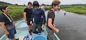 Skupina študentov na člne si užíva pozorovanie živočíchov