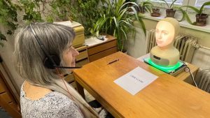 Diagnostický rozhovor robota a seniorky za stolom