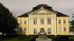 Zachovalý kaštieľ s upraveným okolím