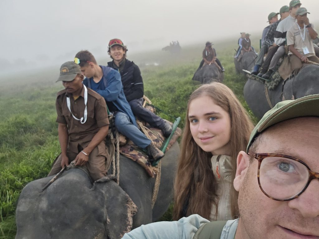 Členovia expedície počas jazdy na slonoch
