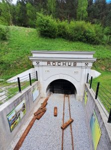 Upravený vstup do starej banskej štôlne