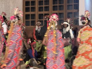 Tanečníci v kostýmoch