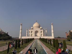 Ikonická stavba Indie: Taj Mahal s vežami a kupolovitou strechou