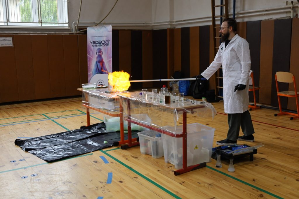 Ivan Gábriš pri experimente s ohňom v telocvični