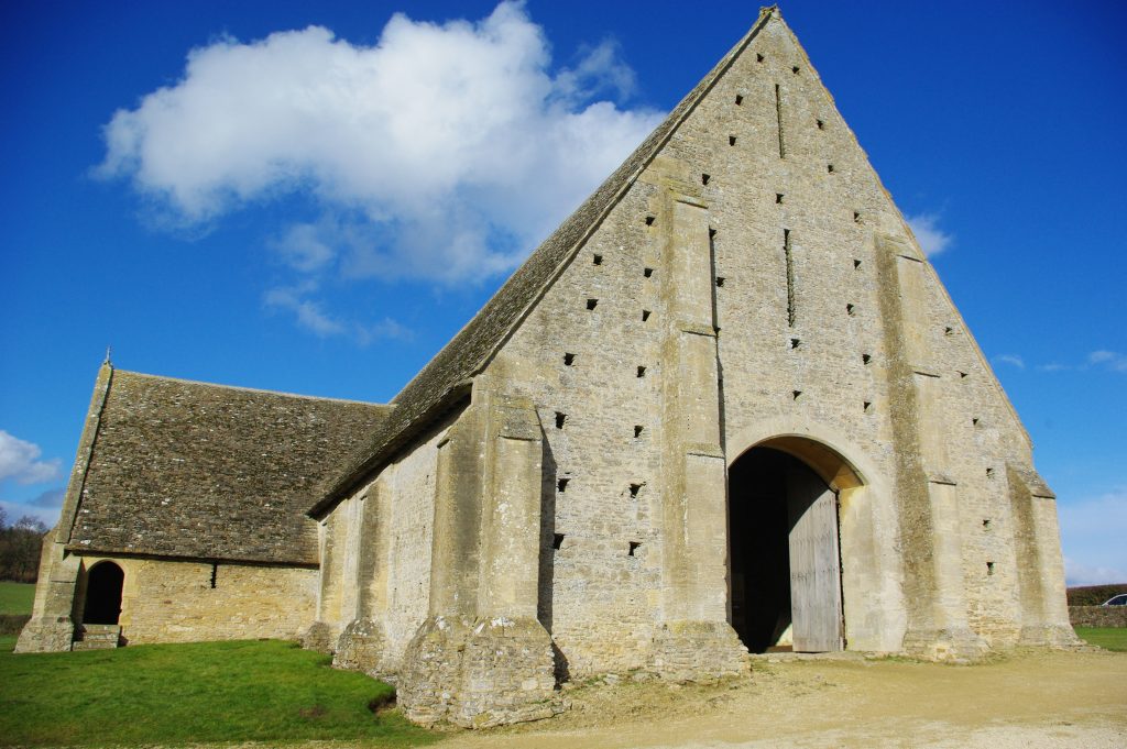 Stodola s obdobia stredoveku s impozantným priečelím