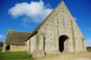 Stodola s obdobia stredoveku s impozantným priečelím