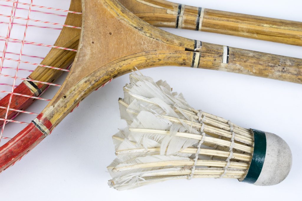 Staré drevené bedmintonové rakety s perovým košíkom