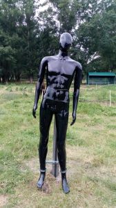 Čierna figurína muža v exteriéri