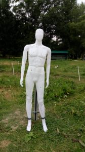 Biela figurína muža v exteriéri