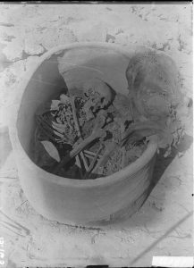 Vnútro nádoby s telesnými ostatkami človeka