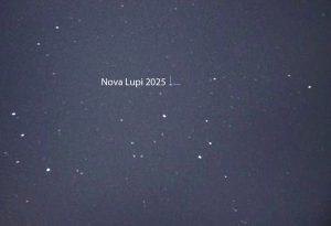 Snímka novy na nočnej oblohe