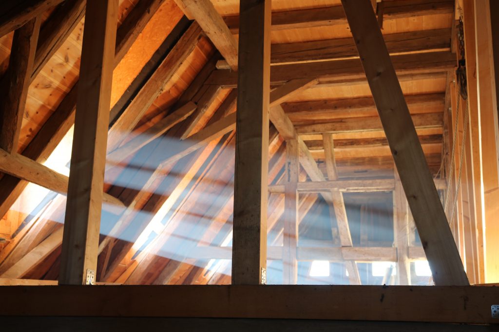 Slnečné lúče na povale stodoly