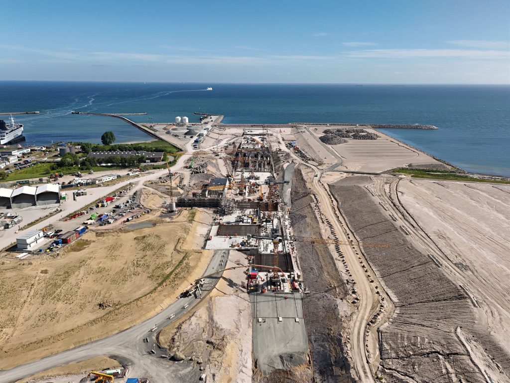 Veľké stavenisko pri pobreží