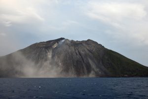 Aktívna sopka na ostrove v mori