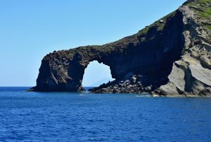Otvor v skale tvorí morskú bránu