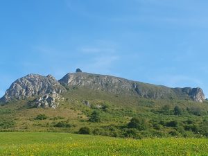 Skalný útvar pripomínajúci ležiaceho muža