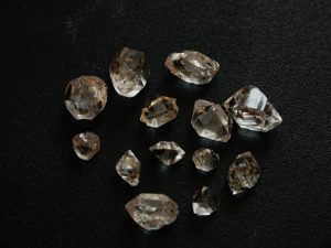 Priehľadné kamene pripomínajúce diamanty