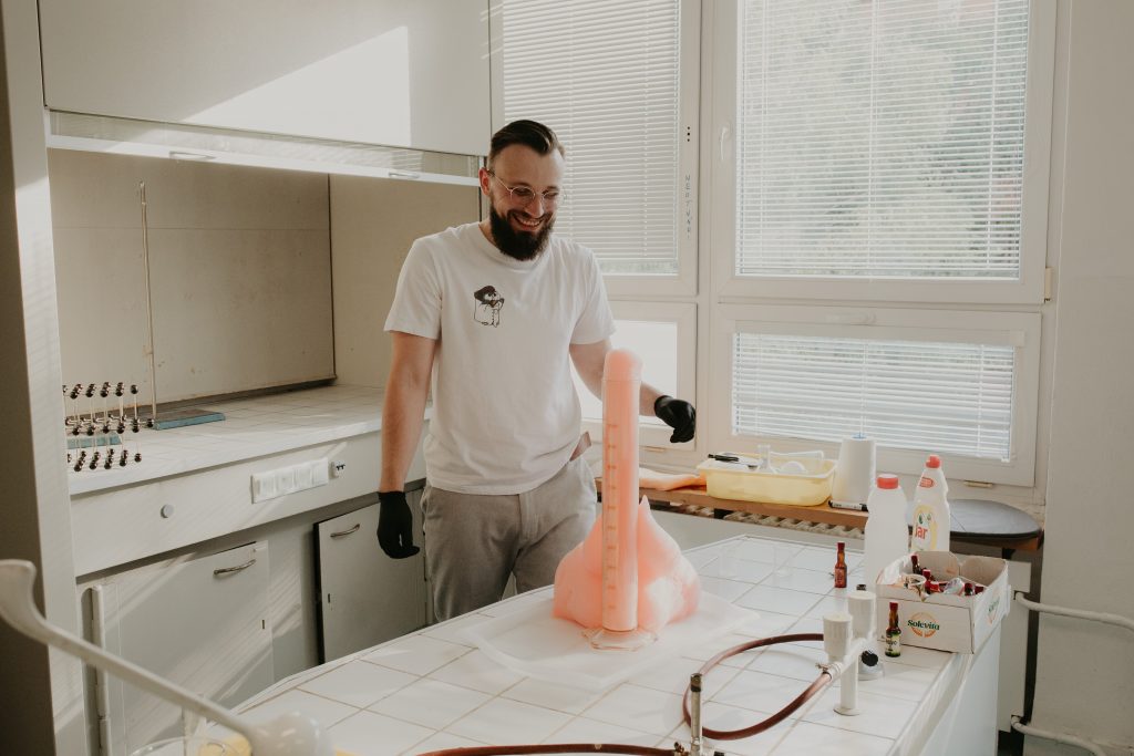 Realizácia experimentu slonia zubná pasta na laboratórnom stole