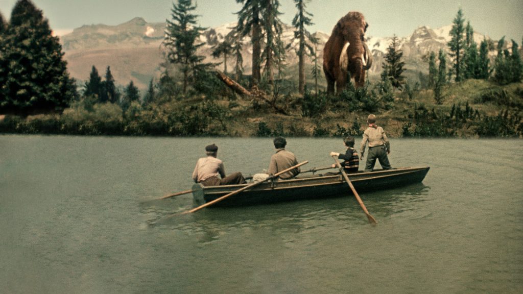 Chlapci na loďke s veslami zbadali na pevnine mamuta.